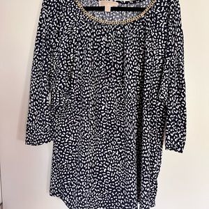 MICHAEL Michael Kors Navy White Printed Blouse w/gold chain 1X